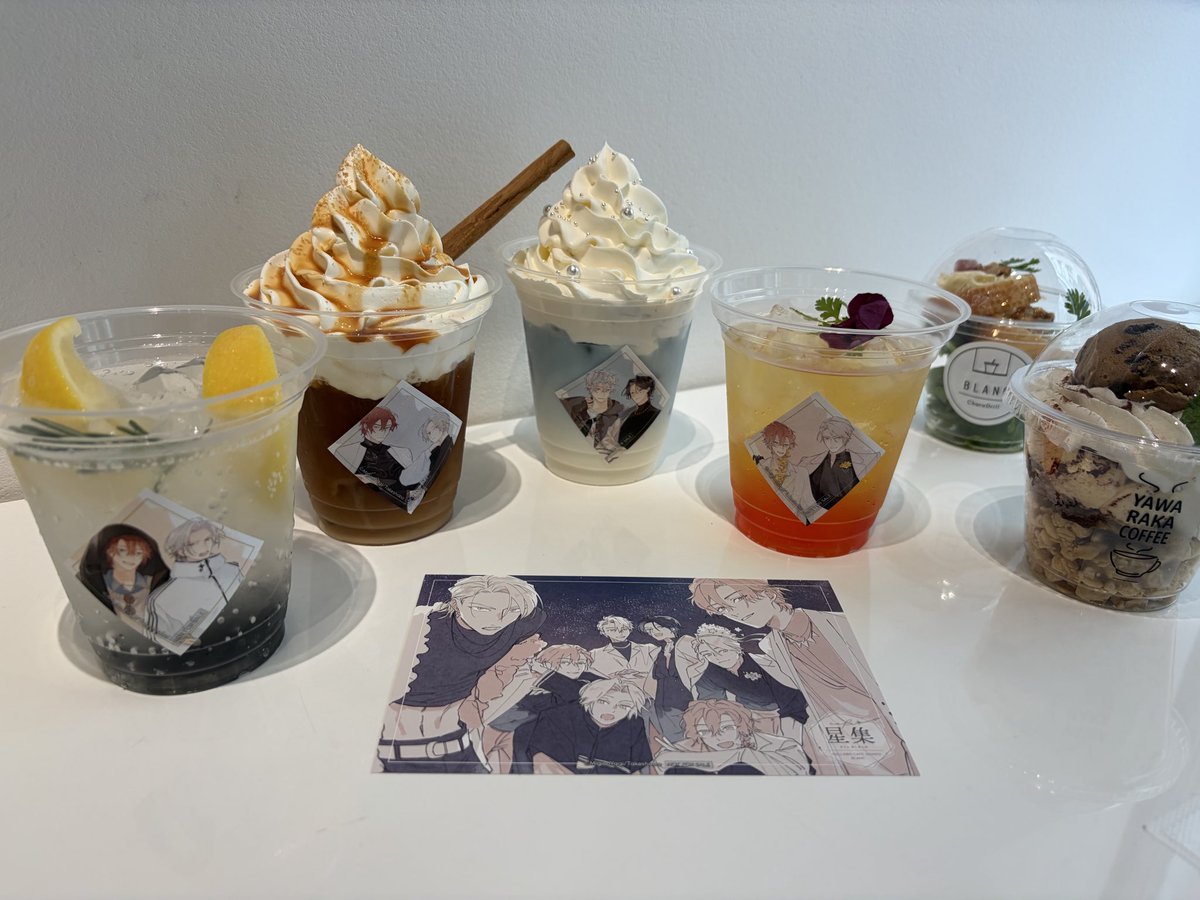 39tiny_y's tweet photo. 前回のカフェでの二人のイラストは決めポーズで天鷲さんが撮った写真っぽいなと思ったけど、この集合絵は瀬田さんが撮った写真っぽいなと思った
天惺は写真撮るのが好きだけどセルフィーで自分を入れて撮らなそうなので…（槇人さんに頼まれたら撮るかもしれないけど）

 #Cafe星集 https://t.co/qdB17Y0CJG