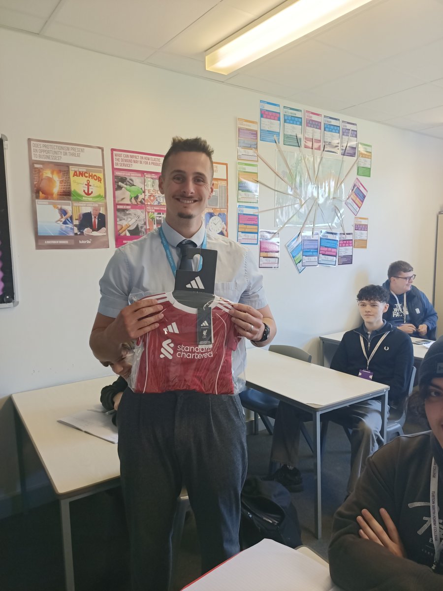 TurtonSixthForm's tweet photo. Last Friday was Leaver’s Day for Year 13.

More photos including some Year 13 gifts for teachers. https://t.co/x9tmPAxgwz