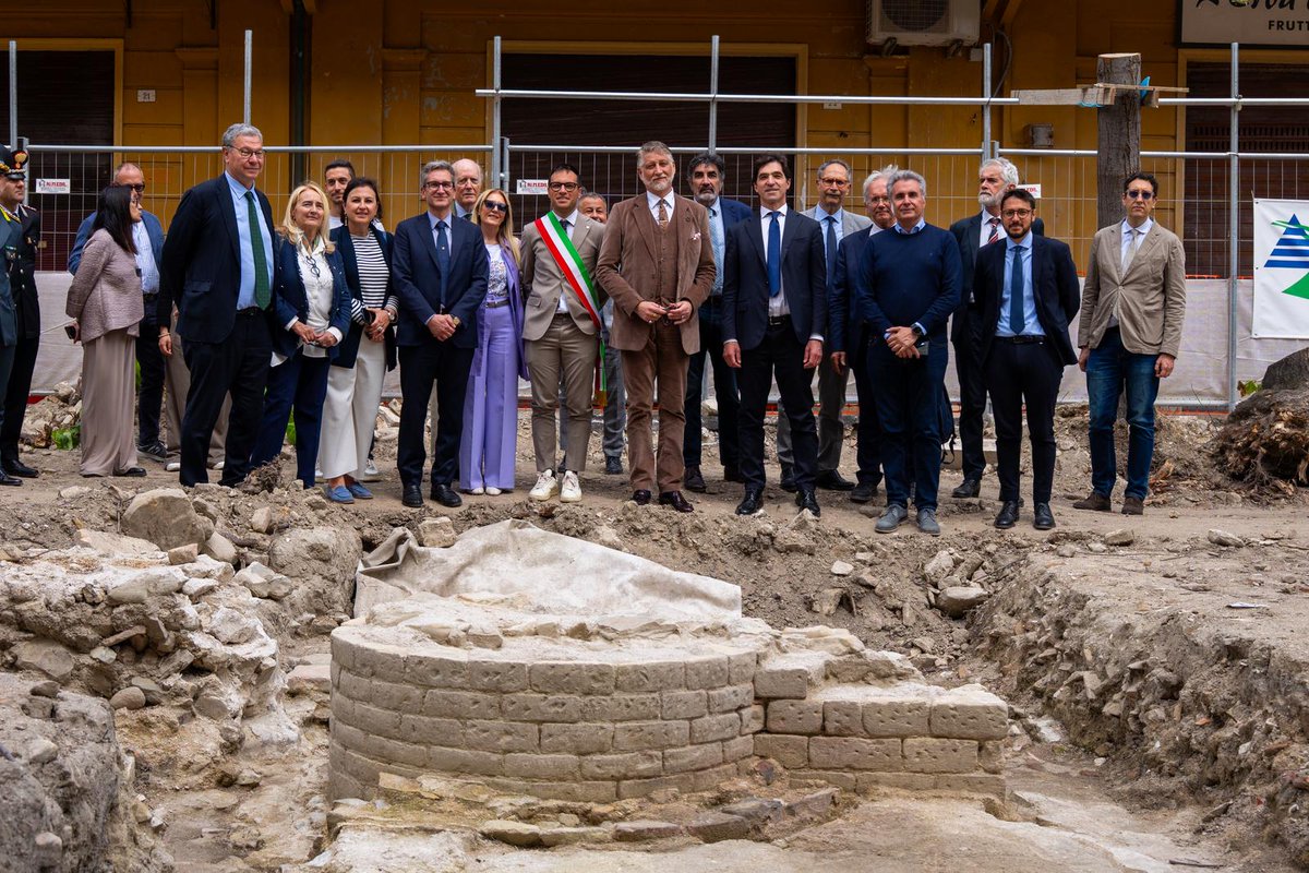 AlessGiuli's tweet photo. Questa estate, a Fano, sarà esposto l’Uomo Vitruviano di Leonardo. 
Un riconoscimento per una regione, le Marche, che si conferma uno scrigno straordinario di storia, come ho potuto constatare visitando gli scavi della Basilica di Vitruvio, finanziati dal PNRR. https://t.co/BkYFKDpGEx