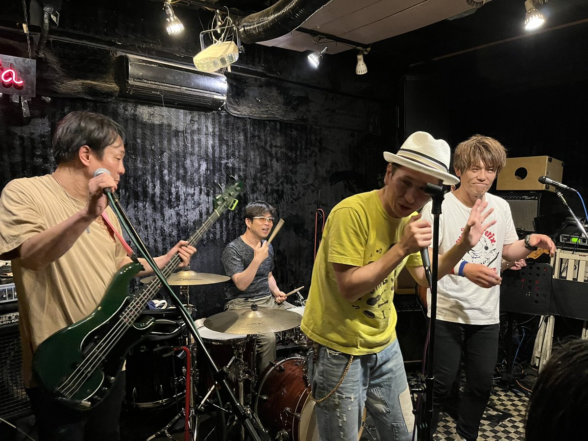 boragginor's tweet photo. 昨日は中野坂上ajaにてムサシさんbirthdayイベントにBABY,DON'T LOOK BACKもお祝いに駆け付け、わちゃわちゃと演奏し自分達も大いに楽しんで帰って来ました
心温まる演出と素敵な演奏の数々に、大人になってもお誕生日会は良いなぁと思いました☺️ https://t.co/VZoivnmokH