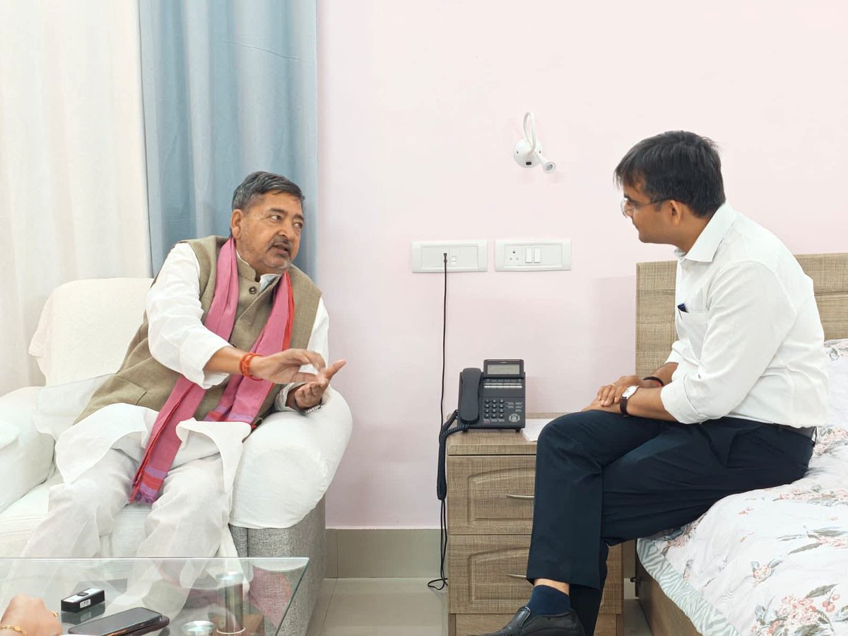 apkavirendra's tweet photo. आज जिला विकास समन्वय एवं निगरानी समिति (दिशा कमेटी) जिला वाराणसी की बैठक में सम्मलित हुआ और वाराणसी जिले में चल रही विकास परियोजनाओं की समीक्षा की। मैंने दिशा कमेटी के चेयरमैन केंद्रीय मंत्री हरदीप पुरी जी के समक्ष वरूणा कॉरीडोर में 400 करोड़ रूपए की बर्बादी का सवाल उठाया और इस मामले की जांच कर दोषियों के खिलाफ कार्रवाई की मांग की। बसंत कन्या इंटर कॉलेज और 150 साल पुरानी थियोसोफिकल सोसाइटी की जमीन कैसे बिना जिला जज की अनुमति के होटेल कारोबारी को दे दी गई? इस नियम विरुद्ध मामले को भी बैठक में उठाया। बीएलडब्ल्यू स्थित गोल्फ कोर्स को निजी हाथों में सौंपने का मामला भी दिशा कमेटी की बैठक में उठाया इसके अतिरिक्त कमिश्नरी परिसर में पीपीपी मॉडल के तहत बिल्डिंग का निर्माण हो रहा है वह भी सवालों के घेरे में है वाराणसी में जमीन लूट का खेल खेला जा रहा है क्या इसकी जानकारी प्रधानमंत्री जी को है या नहीं?  दिशा कमेटी के चैयरमेन ने मेरी चिंताओं को समझते हुए वरूणा कॉरिडोर की जांच कराने का आदेश दिया है।
इसके अतिरिक्त दानगंज से नियार मार्ग पर बन रही सड़क परियोजना में अंडरपास के निर्माण का प्रस्ताव भी रखा तथा संदहाँ से कोईराजपुर रिंग रोड फेज वन की सर्विस रोड की चौड़ाई 7 मीटर से बढ़ाकर 9 मीटर करने का प्रस्ताव भी रखा। @yadavakhilesh @samajwadiparty #loksabhachandauli #chandauliLoksabha #sansadchandauli #Chandauli