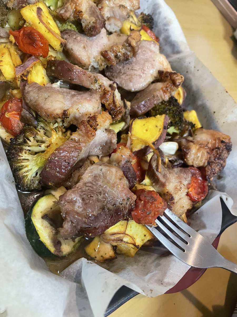 m_misakiii's tweet photo. 野菜食べたいねってなった日はぎゅうぎゅう焼き🥦簡単だし栄養取れるし美味しいし、何度もリピートしてる🙆‍♀️野菜とお肉にマジックソルトとオリーブオイルをあえてオーブンで焼くだけー！ローズマリーとニンニク入れるともっと美味しいb
#おうちごはん #ぎゅうぎゅう焼き https://t.co/eaYxfNWopr