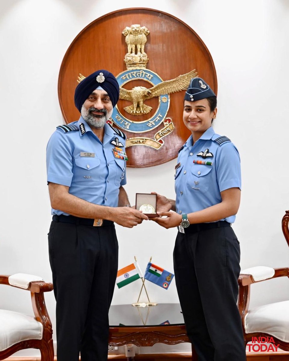 IndiaToday's tweet photo. Chief of the Air Staff Air Chief Marshal AP Singh felicitates Squadron Leader Saanya as she becomes the first woman officer to earn the Cat-A Qualified Flying Instructor qualification.
#IndianAirForce #Saanya #WomenInForces #AirChiefMarshal #FlyingInstructor #ITPhotoblog https://t.co/WpZox4kbhO