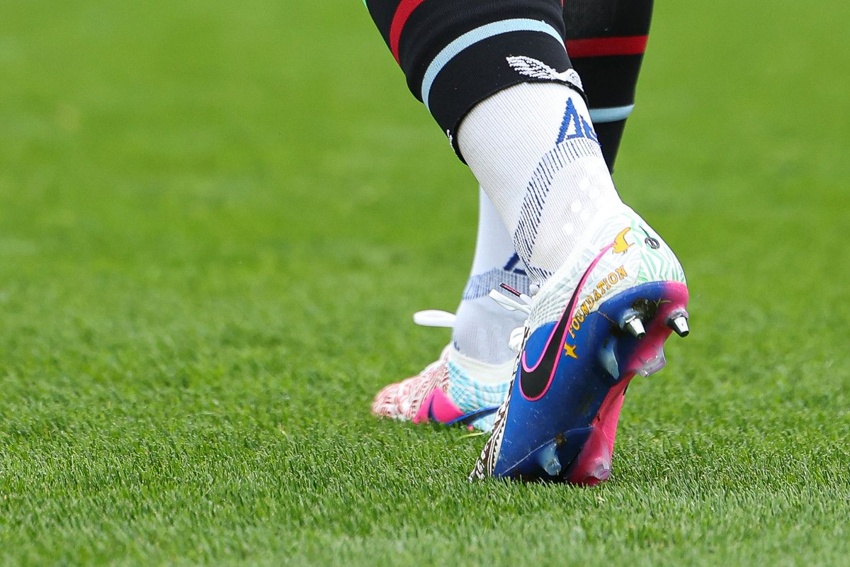 Harlequins's tweet photo. Worn by @MarcuSmith10, impossible to replicate 🎨

Fresh from Saturday’s match and created exclusively for #BigSummerKickOff, this one-of-a-kind pair is a true collector’s piece 😌

Place your bid now to support the @quinsfoundation and make them yours 👇

🔗https://t.co/ufPPFLOu9c

#COYQ | #HARvEXE