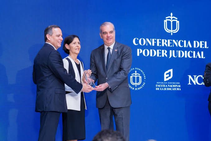 JulioDelaRosa's tweet photo. En su afán para continuar al frente de la Suprema Corte de Justicia, Luis Henry Molina, organizó la Conferencia del Poder Judicial 2026 para lo que gastó solo en pasajes, hospedaje, restaurantes y transporte, nada más y nada menos que cerca de RD$30 millones de pesos, con el propósito de impresionar al presidente de la República y del Consejo Nacional de la Magistratura Luis Abinader, para que el mismo crea que en el Poder Judicial todo marchaba a la perfección, pero no, los reclamos de los actores del sistema, ponen en evidencia la incapacidad gerencial de este, con jueces multiservicios que tienen que suplir en ocasiones en tribunales de materia diferente a la que administran, una automatización que expulsa al personal humano formado y entregado, faltas de condiciones en el ambiente laboral, esa es la realidad de hoy, por lo que urge, la convocatoria del CNM y encaminar al Poder Judicial, por el sendero de la institucionalidad.