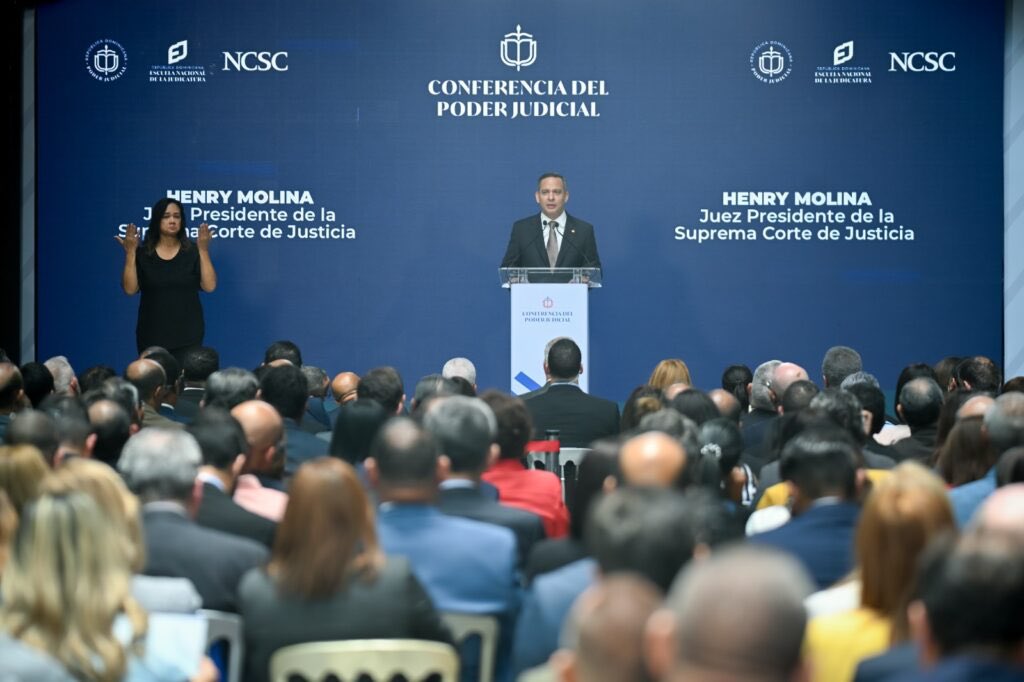JulioDelaRosa's tweet photo. En su afán para continuar al frente de la Suprema Corte de Justicia, Luis Henry Molina, organizó la Conferencia del Poder Judicial 2026 para lo que gastó solo en pasajes, hospedaje, restaurantes y transporte, nada más y nada menos que cerca de RD$30 millones de pesos, con el propósito de impresionar al presidente de la República y del Consejo Nacional de la Magistratura Luis Abinader, para que el mismo crea que en el Poder Judicial todo marchaba a la perfección, pero no, los reclamos de los actores del sistema, ponen en evidencia la incapacidad gerencial de este, con jueces multiservicios que tienen que suplir en ocasiones en tribunales de materia diferente a la que administran, una automatización que expulsa al personal humano formado y entregado, faltas de condiciones en el ambiente laboral, esa es la realidad de hoy, por lo que urge, la convocatoria del CNM y encaminar al Poder Judicial, por el sendero de la institucionalidad.