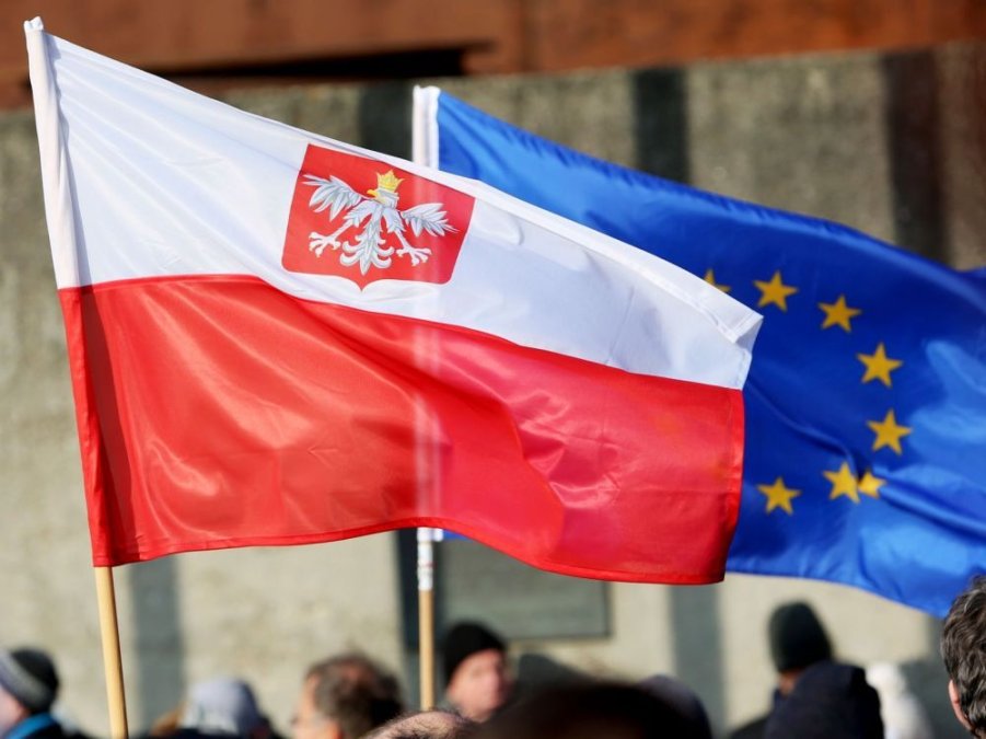 InfoMdia's tweet photo. ⛪ TENSIONS en Pologne : le gouvernement Tusk s'oppose à l'Église sur l'enseignement religieux à l'école. Un fossé grandissant avec la population majoritairement catholique du pays.

#pologne #religion #enseignement #europe https://t.co/ePRofTSZHJ https://t.co/aKgO3nXMMy