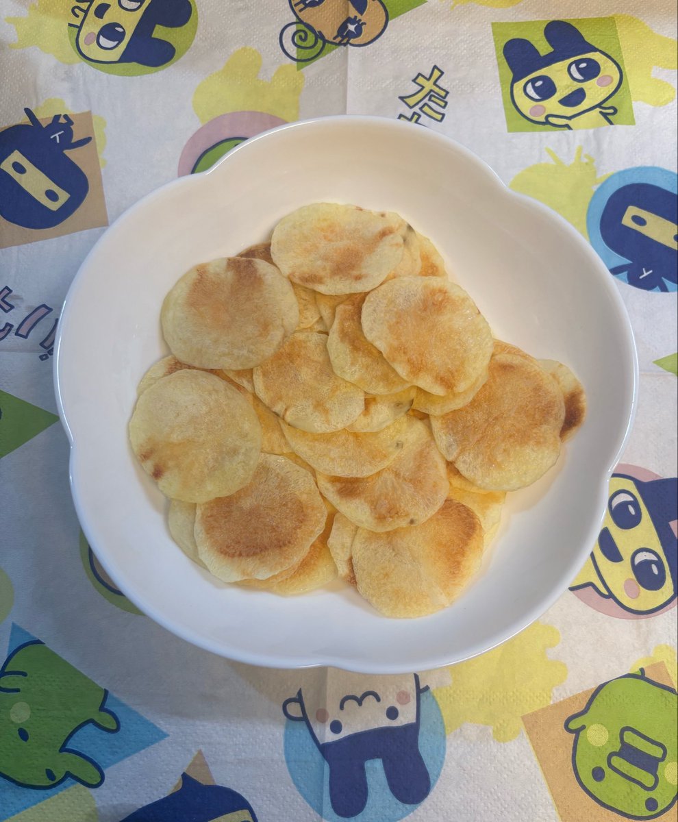Toramiiiii's tweet photo. 今日職場でじゃがいももらったから、揚げないカロリーオフポテチ(とか言いながら味付けは塩とバター揉み込み。)作ったらめちゃくちゃ美味だった🥔
でも、作る労力と一瞬で無くなる早さが割に合わないから二度と作らないと誓った💍 https://t.co/pTN1vYxSIJ