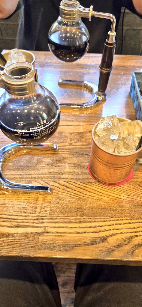 ittomoezu's tweet photo. サイフォンコーヒーとか初めて飲んだ😗 https://t.co/E1G3gQE6Kb