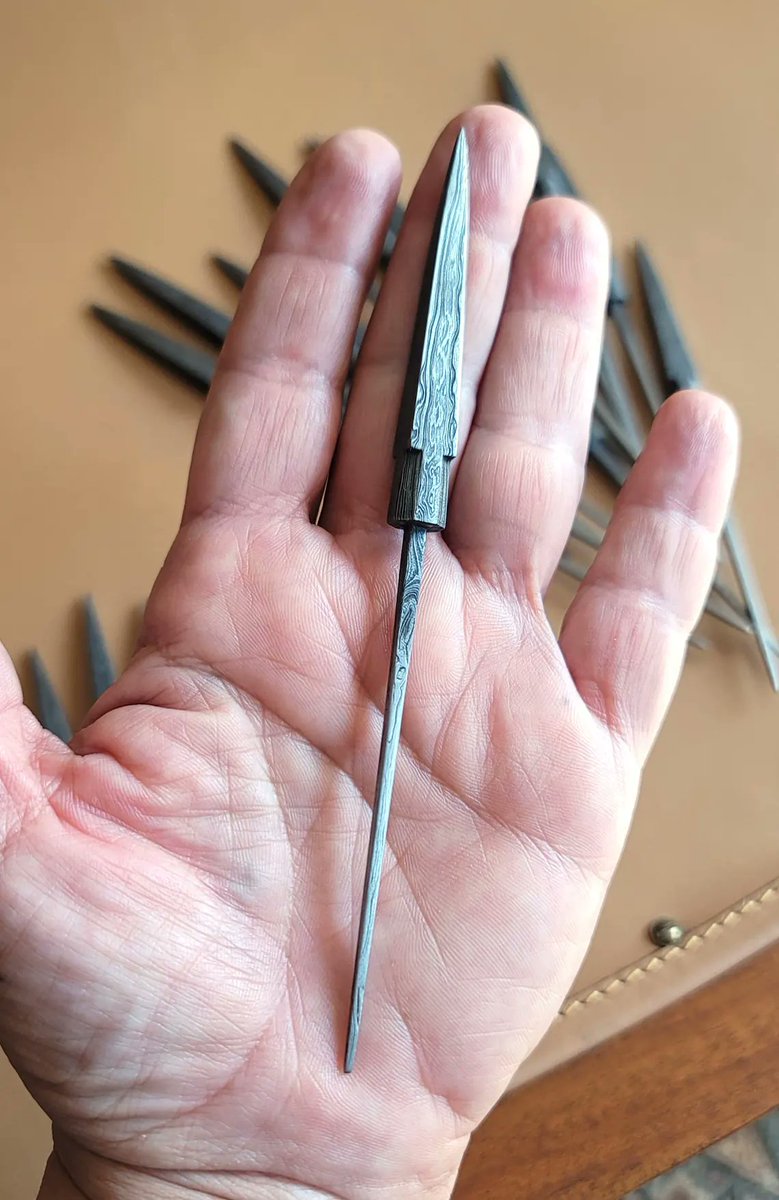 RusticLuster1's tweet photo. Hand-forged and one of a kind 🔥 This Damascus arrow point showcases flowing layered steel patterns and primitive craftsmanship that collectors and archery enthusiasts appreciate. A striking piece for display, décor, or custom projects. https://t.co/vTwuGbs0zo #DamascusSteel https://t.co/moFAiwaYHE