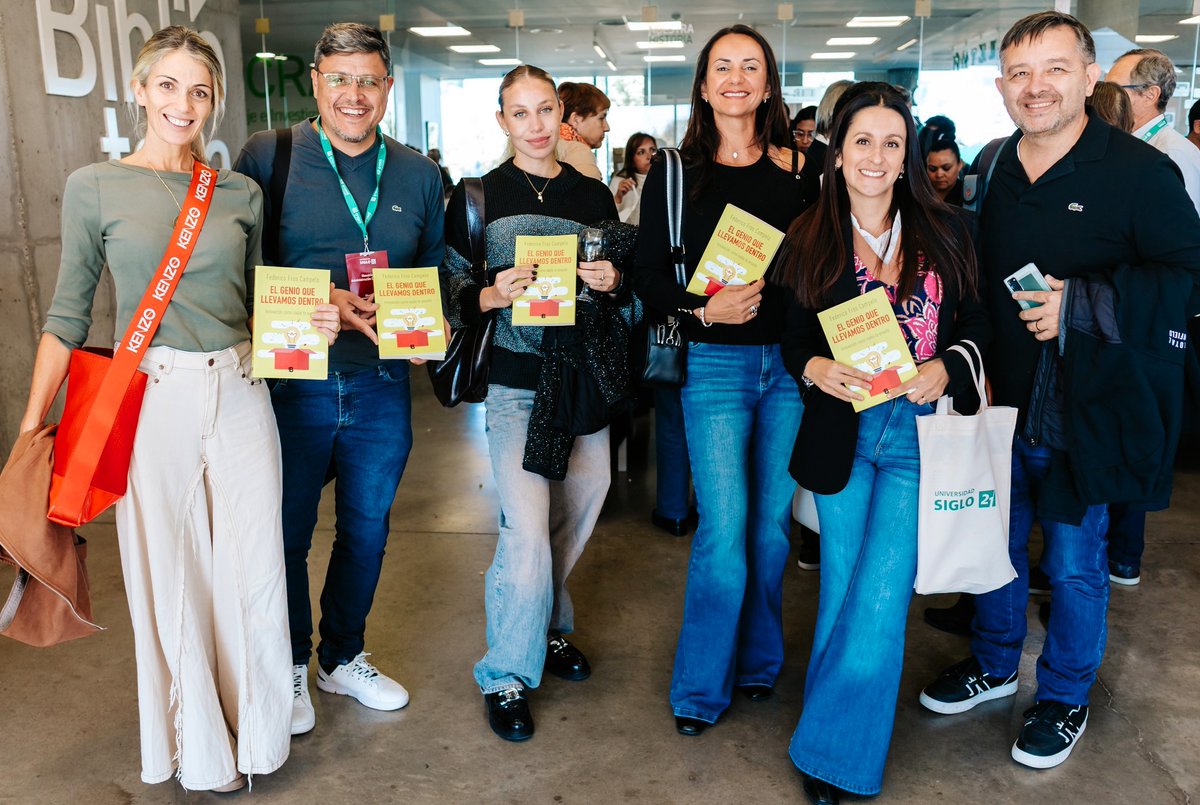 froscampelo's tweet photo. Una de las actitudes más elogiosas que un equipo humano ha tenido para conmigo este año: conseguir mis libros para quienes vinieron a mi MasterClass. 📗📗📗
❇️ Gracias!!
María Eugenia Hernandez y Luciano Donadi, en @LaSiglo21  🎓

#Innovación #Creatividad #Neurociencia https://t.co/VESM5VCesQ