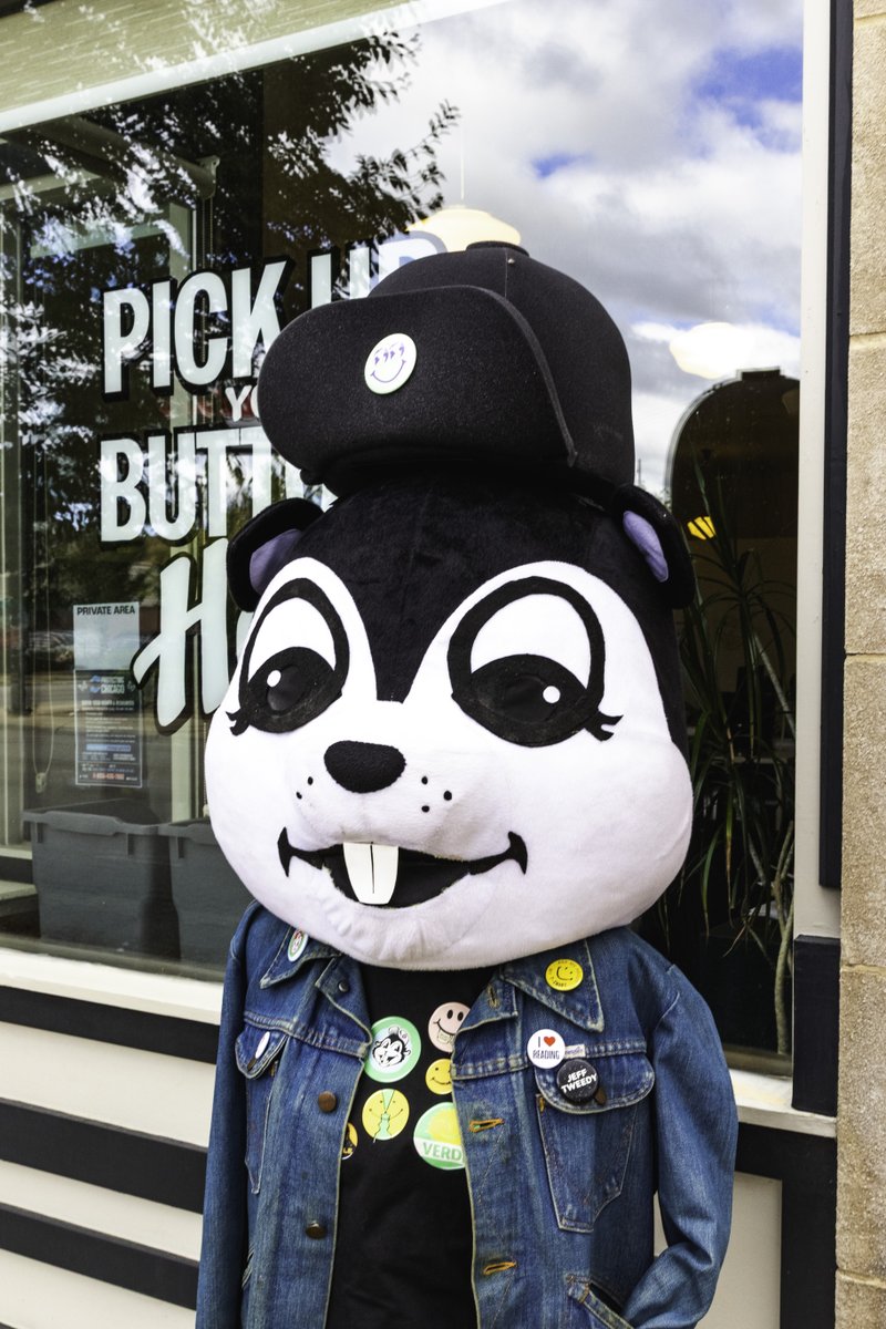 BusyBeaver's tweet photo. Bizzy’s rocking our limited-edition button tee, created in collaboration with T-Shirt Deli! Every purchase helps support @FoodDepository and their mission to fight hunger in our communities.

Get yours! 💛 https://t.co/f5FFe2Em5Q https://t.co/MUamslWygY