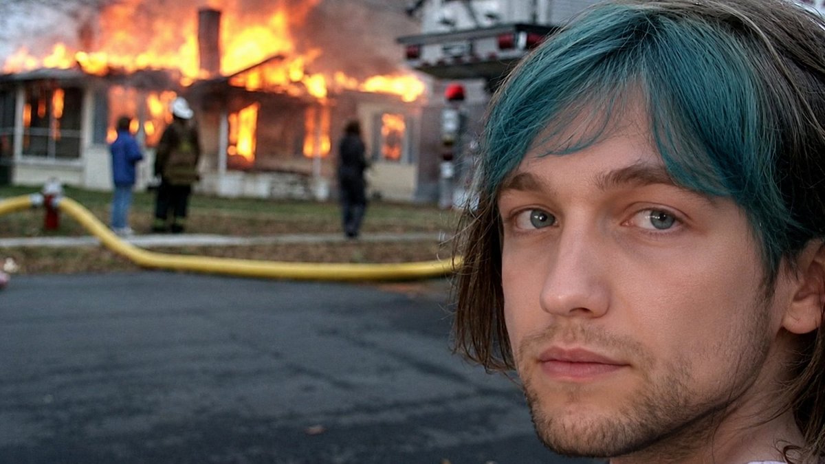 Pixelwarez's tweet photo. @d_h_ofenkaese Finde es ein bisschen komisch, wie er versucht da abzulenken mit „Habt ihr gesehen, was die im Internet für Bilder von Anni gemacht haben?“
 Ja das Internet macht Internetdinge. 
Du warst aber der mit dem Benzinkanister und wunderst dich jetzt, dass es brennt. 🤷‍♂️ https://t.co/vQMELU52Xj