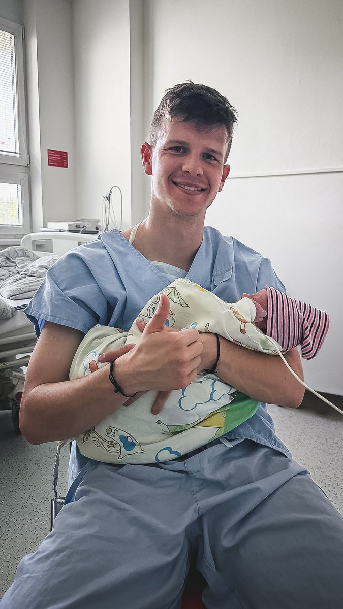 GornikZabrzeSSA's tweet photo. Trójkolorowa rodzina Górnika powiększyła się! 👶

Na świecie witamy Eliota - gratulacje dla Patrika Hellebranda i dzielnej mamy! Życzmy dużo zdrowia dla maluszka i szczęścia dla całej rodziny!

#JesteśmyGórnikZabrze https://t.co/Htf7oo7vWr