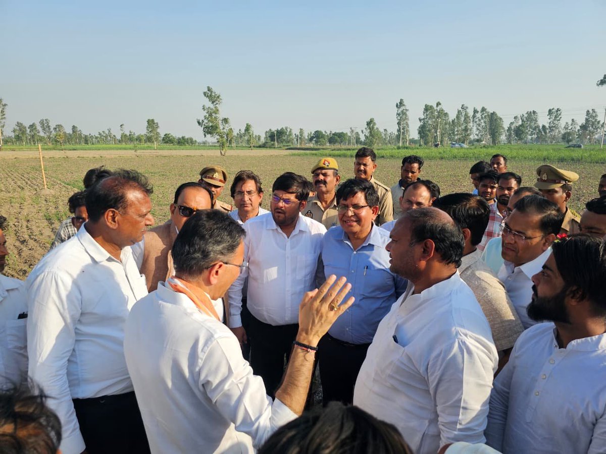 cdopbt1's tweet photo. जनपद पीलीभीत में युवा कल्याण विभाग द्वारा संचालित मल्टीपरपज हॉल ग्राम सिमरिया ता० महाराजपुर विकास खण्ड पूरनपुर में खेलो इंडिया योजनान्तर्गत कुल 800.00 लाख की लागत से निर्मित, माननीय सांसद जी जितिन प्रसाद (माo केन्द्रीय वाणिज्य एवं उद्योग, इलेक्ट्रानिक और सूचना प्रौद्योगिकी राज्य मंत्री भारत सरकार) एवं अन्य अधिकारी गण की उपस्थित में निरीक्षण किया गया । 

उद्देश्य -

मल्टीपरपज हॉल के निर्माण से जनपद के युवाओं, खिलाड़ियों, विद्यार्थियों एवं आमजन को एक समुचित मंच प्राप्त हुआ है, जहाँ खेल प्रतियोगिताएँ, सांस्कृतिक कार्यक्रम, सेमिनार, कार्यशालाएँ तथा अन्य सामाजिक एवं प्रशासनिक आयोजन सुव्यवस्थित रूप से संपन्न कराए जा सकेंगे। मल्टीपरपज हॉल के निर्माण से जनपद में खेल एवं सांस्कृतिक गतिविधियों को बढ़ावा मिलेगा, युवाओं की प्रतिभाओं को उचित अवसर प्राप्त होगा तथा विभिन्न विभागीय कार्यक्रमों के आयोजन हेतु स्थायी एवं सुव्यवस्थित अवसंरचना उपलब्ध हो सकेगी। इससे जनपद के समग्र विकास एवं सामाजिक सहभागिता को भी प्रोत्साहन प्राप्त होगा। साथ ही यह हॉल आपदा अथवा विशेष परिस्थितियों में अस्थायी राहत केंद्र के रूप में भी उपयोगी सिद्ध होगा।

स्कोप -

प्रस्तावित हॉल में आधुनिक प्रकाश व्यवस्था, ध्वनि प्रणाली, बैठने की पर्याप्त क्षमता, स्वच्छ पेयजल, शौचालय, पार्किंग एवं सुरक्षा व्यवस्था जैसी मूलभूत सुविधाएँ विकसित किया जाना है। बाउंड्री बॉल का निर्माण होने से यह अपने पूर्ण अस्तित्व में आ जाएगा ।