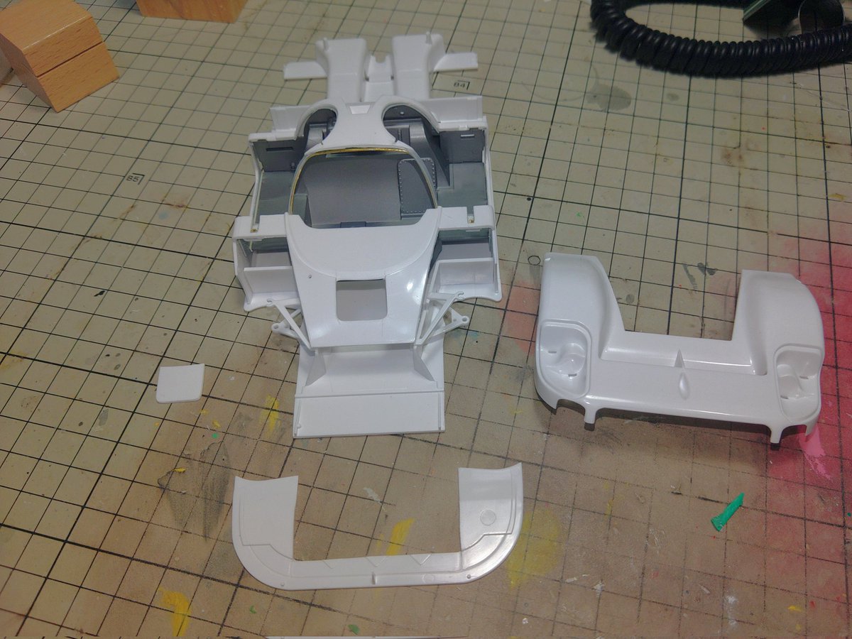 osakin55's tweet photo. TAMIYA JAGUAR XJR-9LM

次の工程と言う事でフロントカウルとメンテナンスハッチを切り離しました。
上手く出来なかったら接着して無かった事にする予定です😅
シャシー固定は@0923Modelさんの工作を参考にビス留めしてやりました☺️

#Cカーandルマンカーコンペ2026　
#All_That_Competition_Car2026 https://t.co/94QFpjfahN