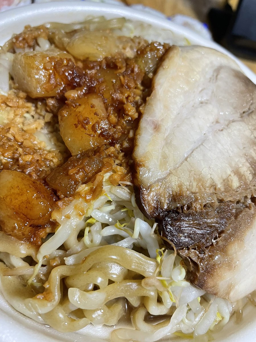 grdregg_tkok's tweet photo. セブンの増量祭りでバケモンみたいなカロリー(1446kcal)と質量(レンチン10分とな⁉︎笑)を誇るクリーチャーが爆誕してたけど、意外にペロッと食べたんだが、サイドに巻き寿司、食後にビッグパックのポテチ、普通に平らげた自分の胃の方がクリーチャーかもしれん😇

まぁ、余裕で消化�����位動くけどね🤣 https://t.co/l5thgWlWNT
