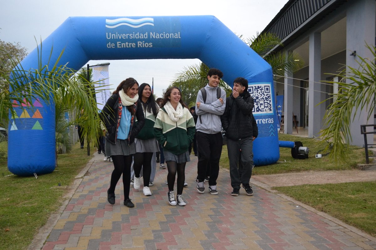 uneroficial's tweet photo. 📚La segunda edición de Viví UNER se desarrolló en Gualeguaychú

En el campus de la Facultad de Bromatología de la Universidad Nacional de Entre Ríos con sede en la ciudad de Gualeguaychú tuvo lugar la Segunda Feria Viví la UNER

👉Más información acá: https://t.co/kbj8sQz1GP https://t.co/JKwaubgaTp