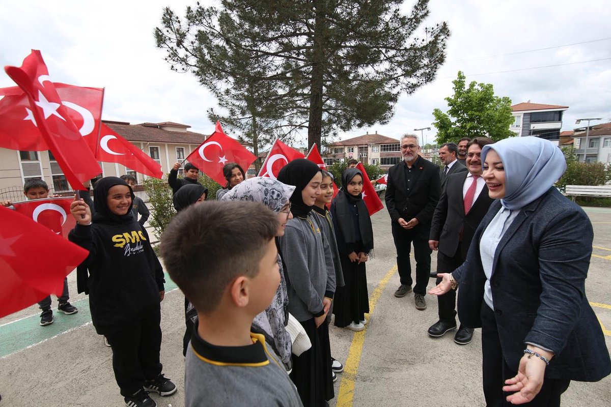 cigdemerdogantr's tweet photo. Ablalar sözünü tutar! 😎

Kaynarca Şehit Mansur Cansız Anadolu İmam Hatip Lisesi ve İmam Hatip Ortaokulu öğrencilerimizin davetine kayıtsız kalmamız mümkün değildi.

Genç kardeşlerimizle bir araya gelerek samimi sohbetler gerçekleştirdik, onların heyecan ve enerjisine ortak olduk. 💯 

Okul müdürümüzün dondurma ikramı da öğrencilerimizin neşesine neşe kattı. 🤩🍦

İyi ki varsınız çocuklar. 🤍