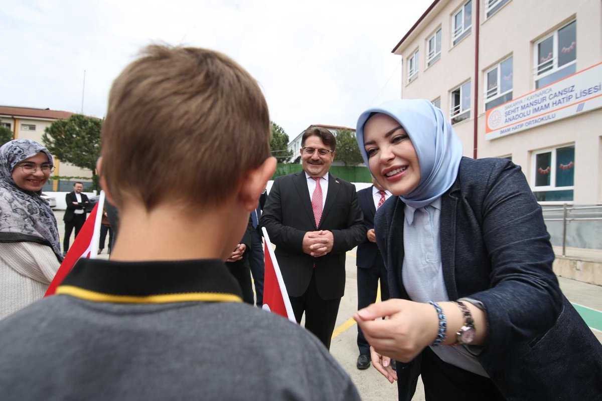 cigdemerdogantr's tweet photo. Ablalar sözünü tutar! 😎

Kaynarca Şehit Mansur Cansız Anadolu İmam Hatip Lisesi ve İmam Hatip Ortaokulu öğrencilerimizin davetine kayıtsız kalmamız mümkün değildi.

Genç kardeşlerimizle bir araya gelerek samimi sohbetler gerçekleştirdik, onların heyecan ve enerjisine ortak olduk. 💯 

Okul müdürümüzün dondurma ikramı da öğrencilerimizin neşesine neşe kattı. 🤩🍦

İyi ki varsınız çocuklar. 🤍