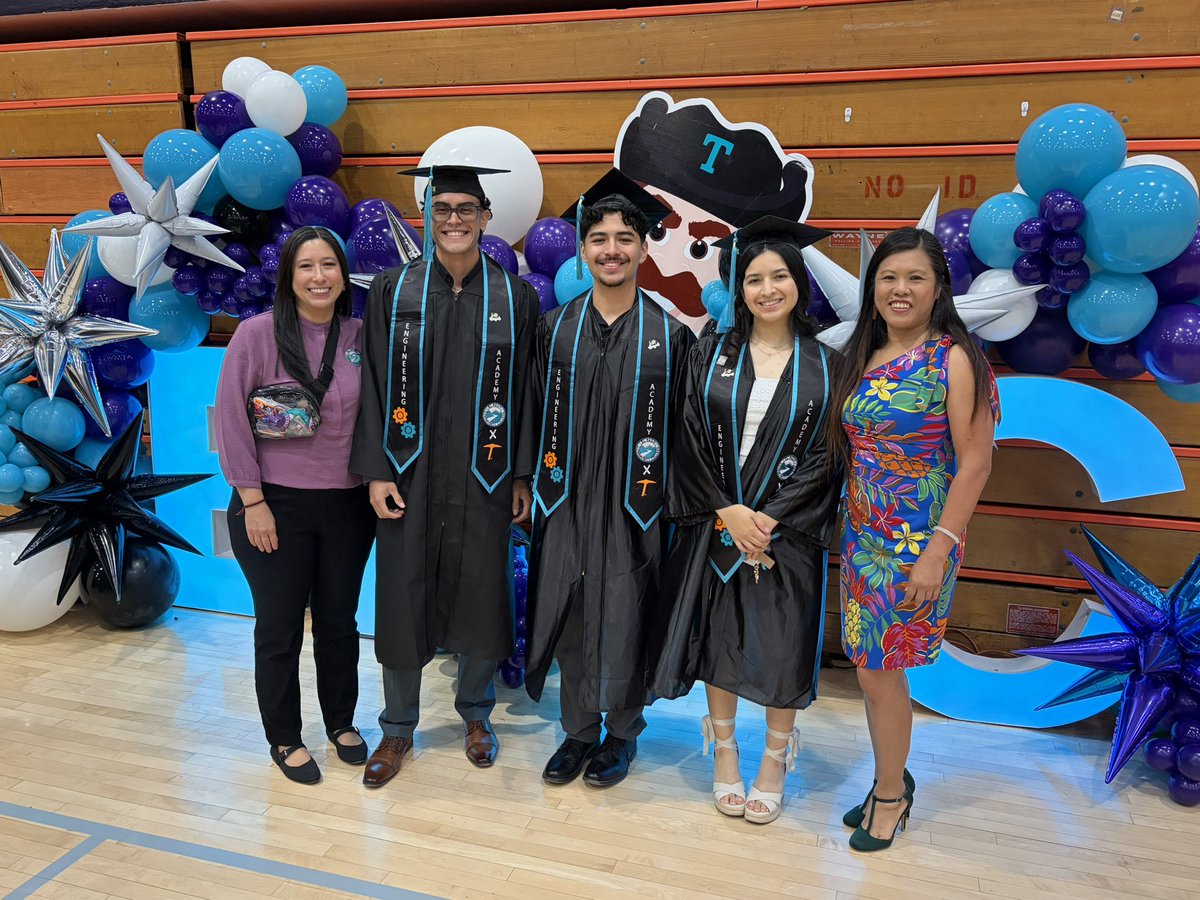 EPCCNews's tweet photo. Congrats to the FIRST cohort of the EPCC I UTEP Engineering Academy for their graduation! The academy has laid a path for a great career! Weβre so proud of you! #EPCCpride #EPCCgrad https://t.co/1TG6Serepu