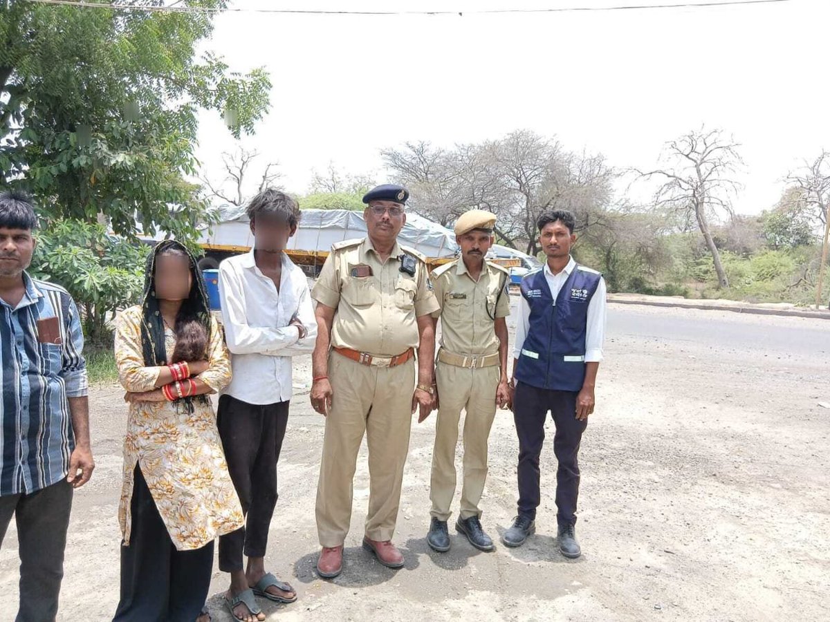 SP_Panchmahal's tweet photo. સમયસર મળેલી મદદથી બચ્યા બે અમૂલ્ય જીવ..

ગોધરા B ડિવિઝન PCR ટીમને માહિતી મળી કે એકસઠપાટિયા નર્મદા કેનાલ પાસે એક યુવક અને યુવતી આત્મહત્યા કરવાનો પ્રયાસ કરી રહ્યા છે. માહિતી મળતા જ PCR ટીમ તાત્કાલિક સ્થળ પર પહોંચી બંનેને સમજાવી સલામત રીતે બચાવ્યા.

@dgpgujarat @GujaratPolice https://t.co/90ubG4wMMy