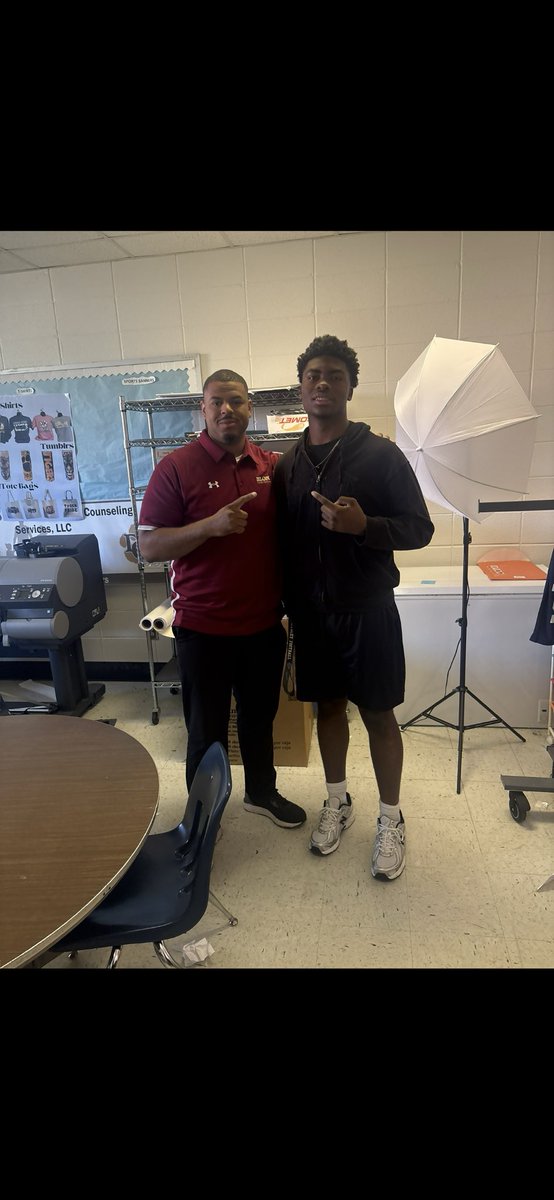 Db23mac's tweet photo. Thank you @CoachBaerHunter for dropping by @recruitDCHS. Look forward to getting on campus of @ElonFootball @brandofachamp @CoachTBarr https://t.co/pHXhjFCIUs