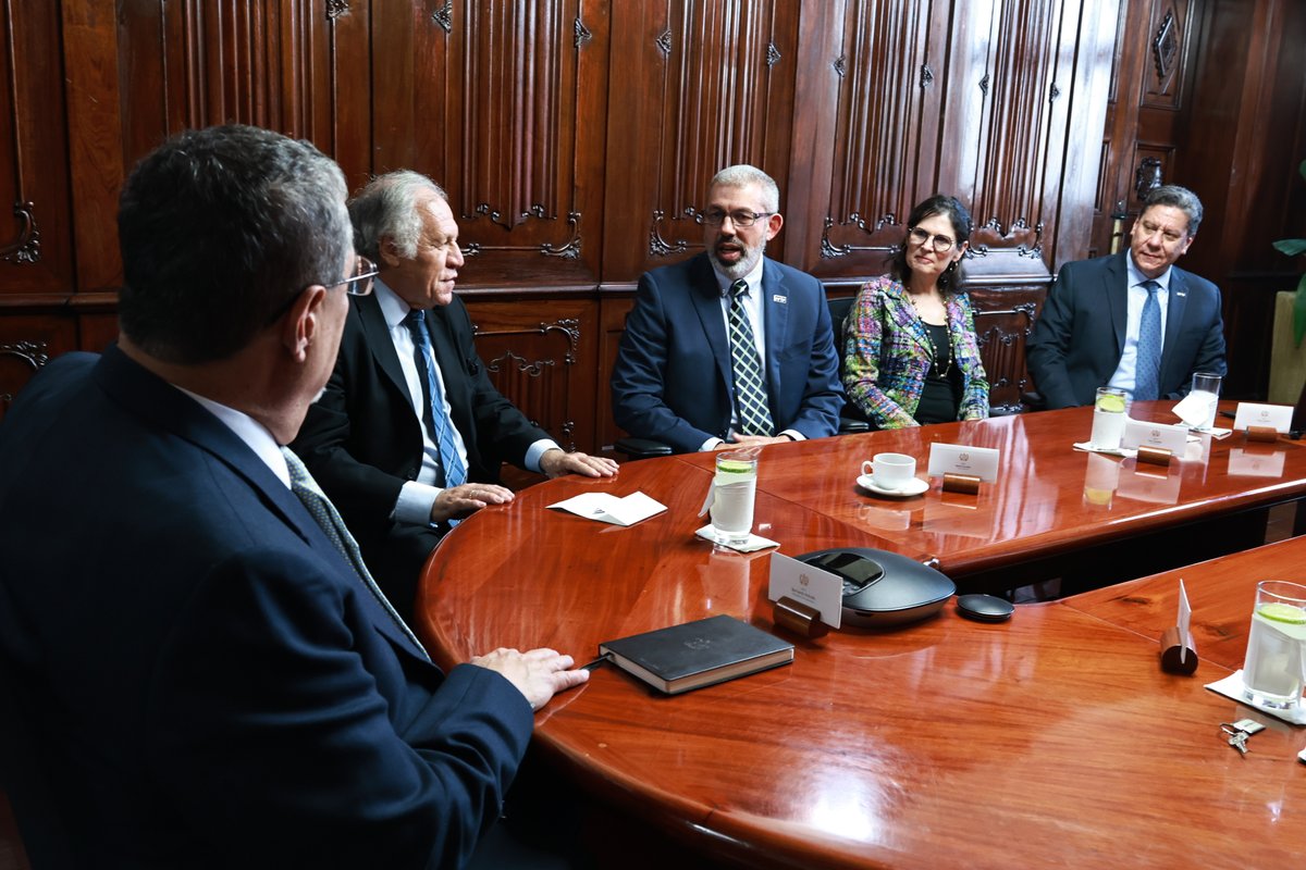 Almagro_OEA2015's tweet photo. Con FFTP mantuvimos importante reunión con Presidente Bernardo Arévalo, Ministro de Desarrollo Social Abelardo Pinto y la Secretaria de Seguridad Alimentaria y Nutricional (SESAN) Martha Palmieri a quienes presentamos los principales proyectos de Food For The Poor en Guatemala. El conocimiento profundo del Presidente Arévalo de la realidad social de su país, la claridad de sus políticas para enfrentar la pobreza y la pobreza extrema, así como las acciones de seguridad alimentaria, vivienda, educación y salud abren las puertas para que nuestras dinámicas de cooperación complementen productivamente esos trabajos.
@BArevalodeLeon
@FoodForThePoor