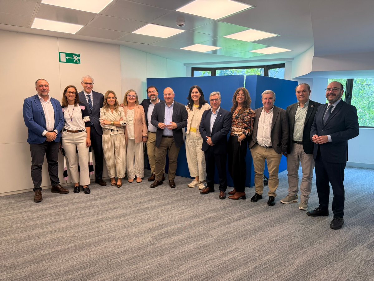 PPdeOU's tweet photo. Unha nova vitoria que confirma a tendencia irreversible!

 Andalucía volveu elixir a estabilidade e a xestión do PP.

Queda demostrado unha vez máis: os españois teñen claro en quen confiar cada vez que se lles chama ás urnas. O PP é o partido maioritario de España. https://t.co/7kQ6HbQVWA