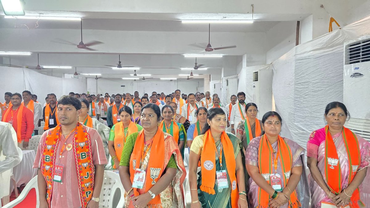 KamalaBJP's tweet photo. శ్రీ పొట్టి శ్రీరాములు నెల్లూరు జిల్లాలో నిర్వహిస్తున్న పండిట్ దీన్ దయాళ్ ఉపాధ్యాయ ప్రశిక్షణ మహాభియాన్ కార్యక్రమానికి బిజెపి రాష్ట్ర అధ్యక్షులు శ్రీ పివిఎన్ మాధవ్ గారు ముఖ్య అతిథిగా హాజరై, నాయకులు, కార్యకర్తలను ఉద్దేశించి మాట్లాడారు. ఈ సందర్భంగా బిజెపి సైద్ధాంతిక పునాది https://t.co/tIySNeDo3O