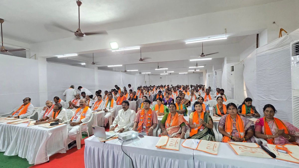 KamalaBJP's tweet photo. శ్రీ పొట్టి శ్రీరాములు నెల్లూరు జిల్లాలో నిర్వహిస్తున్న పండిట్ దీన్ దయాళ్ ఉపాధ్యాయ ప్రశిక్షణ మహాభియాన్ కార్యక్రమానికి బిజెపి రాష్ట్ర అధ్యక్షులు శ్రీ పివిఎన్ మాధవ్ గారు ముఖ్య అతిథిగా హాజరై, నాయకులు, కార్యకర్తలను ఉద్దేశించి మాట్లాడారు. ఈ సందర్భంగా బిజెపి సైద్ధాంతిక పునాది https://t.co/tIySNeDo3O