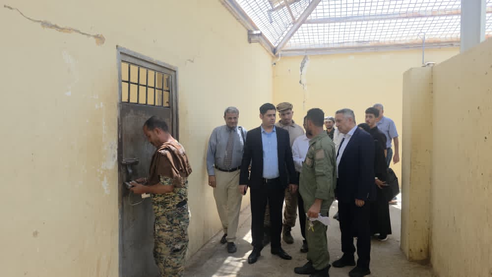 mohr_yemen's tweet photo. وزير حقوق الإنسان يتفقد النزلاء في سجن بئر أحمد بعدن  

عدن | 18 مايو 2026م

تفقد وزير حقوق الإنسان، مشدل محمد عمر، اليوم، أوضاع النزلاء في السجن المركزي بمنطقة بئر أحمد في العاصمة المؤقتة عدن، في إطار متابعة الوزارة لأوضاع مراكز الاحتجاز والتأكد من احترام حقوق الإنسان وفقاً للقوانين الوطنية والمعايير ذات الصلة.

واطلع الوزير خلال الزيارة التي رافقه فيها وكيل الوزارة نبيل عبدالحفيظ، ووكيل مصلحة التأهيل والإصلاح العميد عبدالله عبدالقوي، على أوضاع السجناء المعيشية والخدمات المقدمة لهم، بما في ذلك التغذية، ومستوى النظافة والتهوية، والخدمات الأساسية، ومدى ملاءمة البنية التحتية للسجن، إلى جانب تقييم مستوى الاكتظاظ داخل العنابر. كما استمع بصورة مباشرة إلى عدد من شكاوى وملاحظات النزلاء المتعلقة بأوضاعهم واحتياجاتهم.

وأكد وزير حقوق الإنسان حرص الوزارة على الرصد الميداني لأوضاع السجون والإصلاحيات، ومتابعة أي انتهاكات قد تُرصد، بما يسهم في تعزيز حماية حقوق النزلاء وتحسين ظروف الاحتجاز، مشدداً على أهمية الالتزام بالقوانين الوطنية والضمانات الحقوقية المكفولة لجميع المحتجزين.

وجرى خلال الزيارة اللقاء مع قيادة وإدارة السجن والاستماع إلى أبرز المشكلات والمعوقات والاحتياجات المتعلقة بسير العمل داخل المنشأة، إضافة إلى مناقشة الجوانب المرتبطة بالتأهيل والإصلاح والخدمات المقدمة للنزلاء.

حضر الزيارة مدير عام الشؤون القانونية والرقابة بالمصلحة، العقيد صلاح باعمر، ومدير إدارة المشاريع بالمصلحة العقيد نبيل فضل، إلى جانب مدراء إدارات الشكاوى والبلاغات، والإصلاحيات والسجون بوزارة حقوق الإنسان.