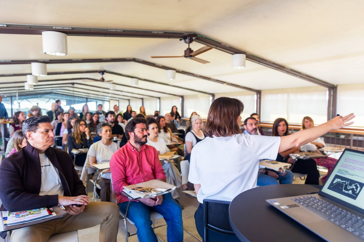 Saxun_Solar's tweet photo. Prescribir protección solar es clave para diseñar viviendas más saludables.

En el taller “La Casa Sana, arquitectura que cuida”, organizado por @MATCOAM, compartimos una jornada dedicada a repensar la vivienda desde el bienestar.

Descubre más del taller🔗https://t.co/ogUQoZPMls https://t.co/FAscrlgBAg