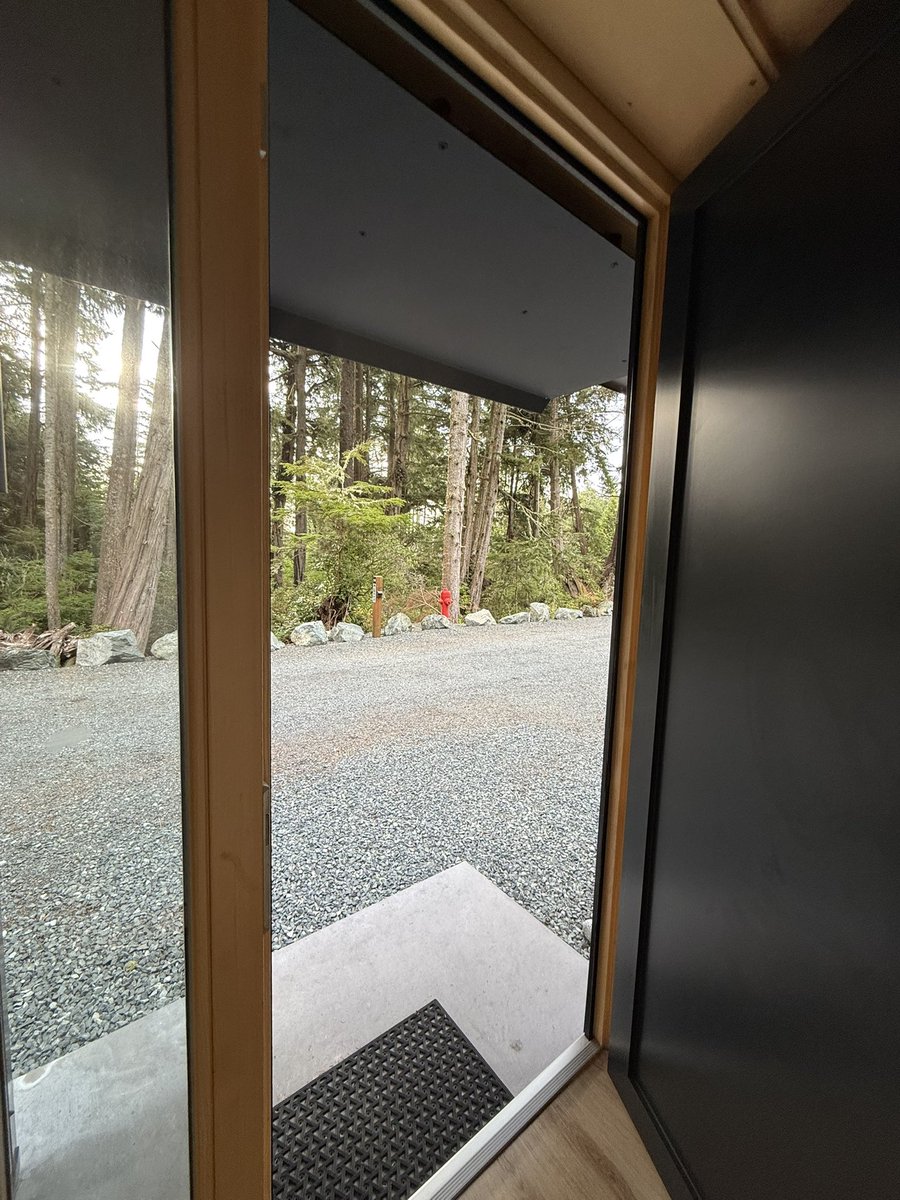 22hand's tweet photo. Front door and back door https://t.co/l7tF3vMVWv