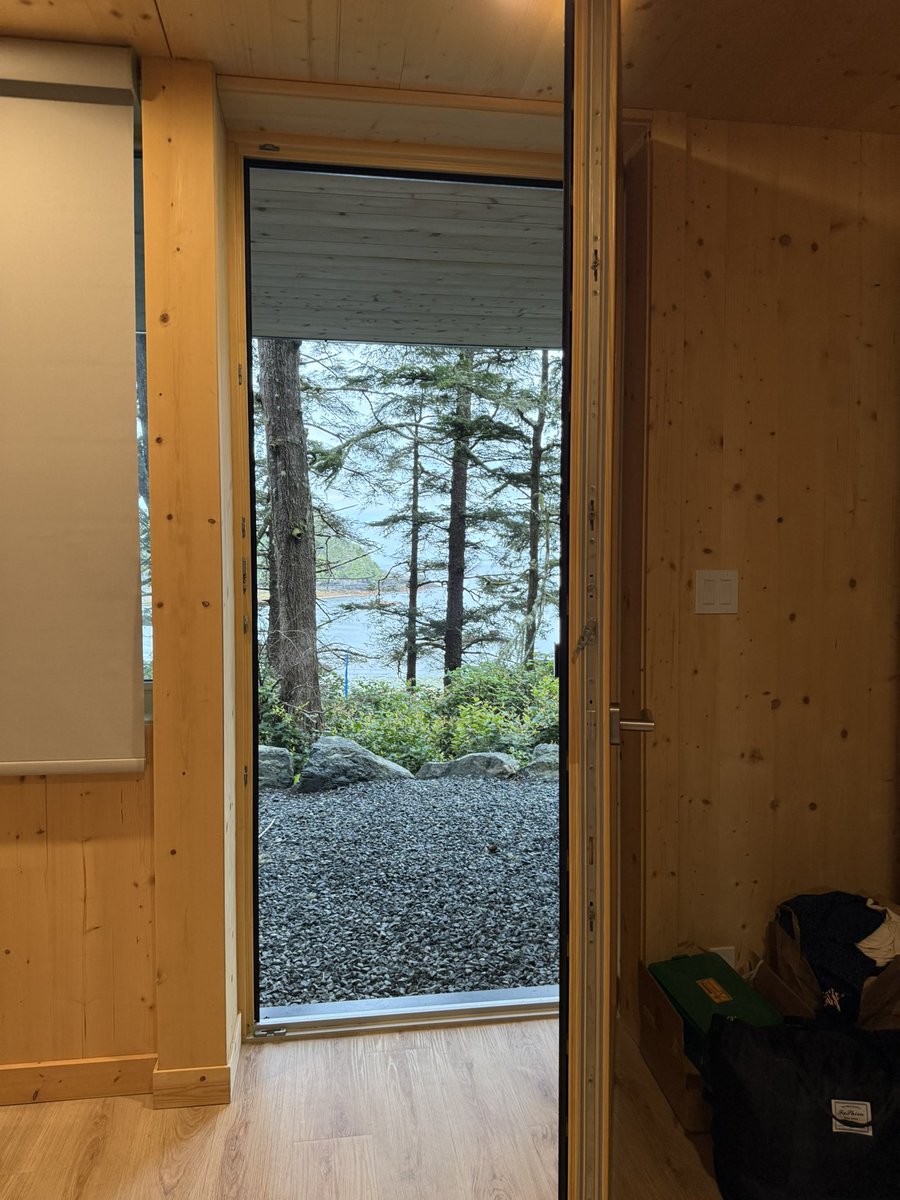 22hand's tweet photo. Front door and back door https://t.co/l7tF3vMVWv