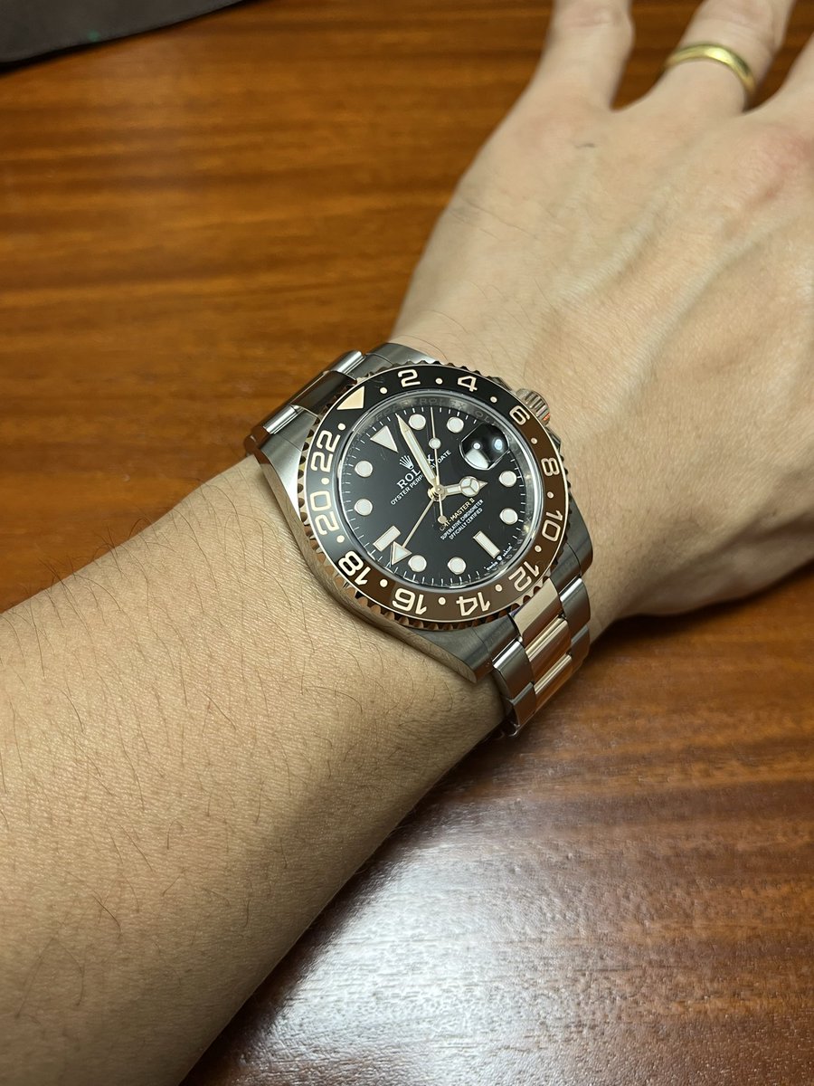 umin01e's tweet photo. この時計を本当に着けこなせる方は数少ないかと思います。

私も皆さんと同じで時計が圧勝です。

時計が目立ってる方が殆どかと思いますが、ごく稀にすごい時計をしているのに、馴染んでる方は素敵ですね。
憧れますね。なりたい

#rolex   #gmtmaster2   #ロレックス　#GMTマスター2   #126711CHNR https://t.co/feQUAZC39N