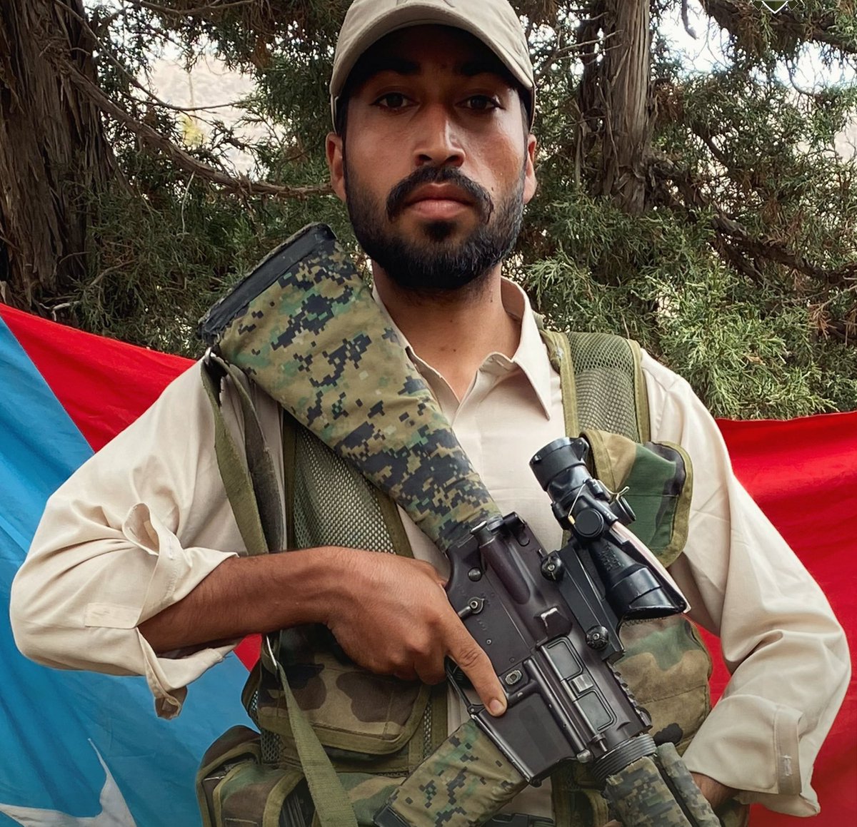 Waja__Baloch's tweet photo. یہ تین دہشتگرد علی جان عرف سدیس، سعداللہ عرف واجد اور تنویر مینگل عرف مراد خان خاران اور زہری میں ہلاک ہوگئے۔
ان دہشتگردوں نے 2025 میں دہشتگرد تنظیم جوائن کی اور 2026 میں پارسل ہوگئے۔ یعنی ایک سال سے بھی کم وقت میں یہ اپنے انجام کو پہنچ گئے۔ ان میں 2 دہشتگرد کمسن نظر آرہے ہیں۔ یہ غیر تربیت یافتہ دہشتگرد تھے۔ اس وقت 70 فیصد دہشتگرد غیر تربیت یافتہ ہیں انکے خلاف صرف موثر کاروائی کی ضرورت ہے۔ سکیورٹی فورسز سے گزارش ہے خدارا سستی نا دکھائیں آپ کاروائی تیز کریں۔ بلوچستان میں ہر شہر سے آپ لوگوں کو مکمل سپورٹ حاصل ہے۔ لوگ آپ کے شانہ بشانہ کھڑے ہیں قربانیاں دے رہے ہیں۔ 
یہاں سوشل میڈیا پر ہم بھی زمہ داری کا مظاہرہ کررہے ہیں۔ لیکن کب تک؟ ہمیں امن چاہیئے، آپ لوگوں کی آواز ہم بینینگے، ہر طرح سے سپورٹ کرینگے بس آپ لوگ ہمت دکھائیں۔
@OfficialDGISPR 
#Balochistan