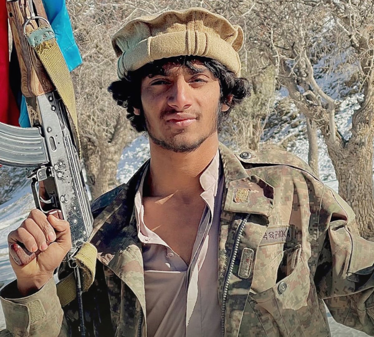 Waja__Baloch's tweet photo. یہ تین دہشتگرد علی جان عرف سدیس، سعداللہ عرف واجد اور تنویر مینگل عرف مراد خان خاران اور زہری میں ہلاک ہوگئے۔
ان دہشتگردوں نے 2025 میں دہشتگرد تنظیم جوائن کی اور 2026 میں پارسل ہوگئے۔ یعنی ایک سال سے بھی کم وقت میں یہ اپنے انجام کو پہنچ گئے۔ ان میں 2 دہشتگرد کمسن نظر آرہے ہیں۔ یہ غیر تربیت یافتہ دہشتگرد تھے۔ اس وقت 70 فیصد دہشتگرد غیر تربیت یافتہ ہیں انکے خلاف صرف موثر کاروائی کی ضرورت ہے۔ سکیورٹی فورسز سے گزارش ہے خدارا سستی نا دکھائیں آپ کاروائی تیز کریں۔ بلوچستان میں ہر شہر سے آپ لوگوں کو مکمل سپورٹ حاصل ہے۔ لوگ آپ کے شانہ بشانہ کھڑے ہیں قربانیاں دے رہے ہیں۔ 
یہاں سوشل میڈیا پر ہم بھی زمہ داری کا مظاہرہ کررہے ہیں۔ لیکن کب تک؟ ہمیں امن چاہیئے، آپ لوگوں کی آواز ہم بینینگے، ہر طرح سے سپورٹ کرینگے بس آپ لوگ ہمت دکھائیں۔
@OfficialDGISPR 
#Balochistan