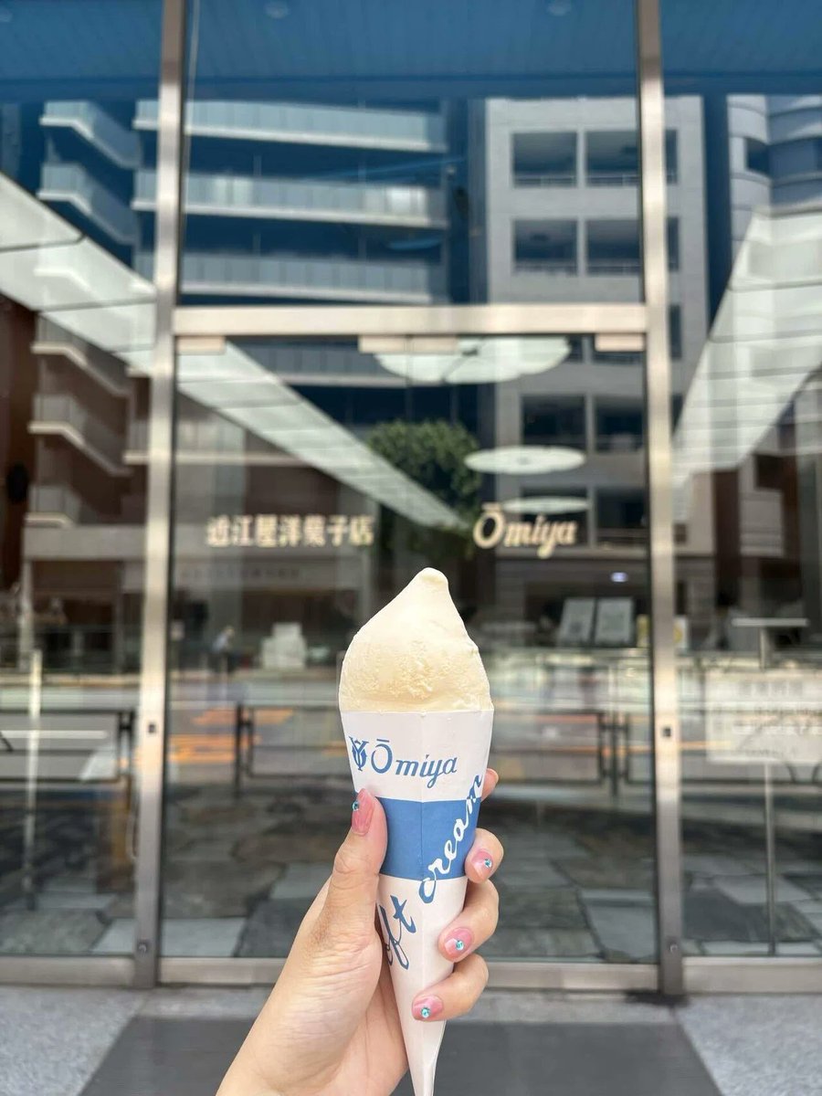 titt_cocoo's tweet photo. 今週末近く行くからアイス買おうと思ったらけっこう現物は違うみたいでショック。確かにあんまりコロンとしてない…。近江屋は昔から好きなお店だからあんま映え目的みたいなところに媚びなくて良いよ… https://t.co/eakw1itYsh