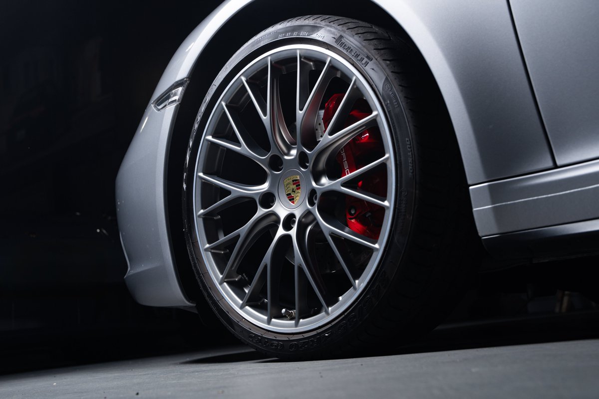 Love_of_porsche's tweet photo. 【NEW RELEASE】

Type 991 Gen.2
ここへきて、注目度が高まってきた第7世代911の後期モデル。
当時、マイナーチェンジによってエンジンが自然吸気から小排気量ターボへと変更されたことは、かなり衝撃的なニュースでした。
それから約10年が経った今、991型後期モデルが再び注目されています。

991後期モデルの魅力は、何といっても「古すぎず、新しすぎない」ちょうど良いポジションにあること。
992ほど大柄でデジタル感が強すぎず、それでいて991前期よりもインフォテインメントや実用性は進化しています。
特にPDKの完成度、ボディ剛性、乗り心地、長距離性能は非常に優秀です。

カレラ系はターボ化により賛否が分かれるところですが、実際に乗ってみると低速域から力強く、扱いやすく、燃費面でも前期型より有利です。
自然吸気ならではの高回転フィールを最優先するなら、991前期型やGT3系という選択肢もあります。
しかし、普段乗りも含めた万能性で見るなら、991後期の方が有利なシーンは多いと思います。

マフラーサウンドの面で後期モデルを敬遠される方もいますが、実際に乗ってみると、そのトータルバランスの取れた走りに、そうした懸念を忘れてしまうほどの魅力があります。

911ファンの心をしっかり掴む力を持ったモデル。

あなたの“ポルシェ選び”に、991後期という選択肢を加えてみてはいかがでしょうか。

https://t.co/AOE4Kpa0y6

https://t.co/kdppGfYDUP