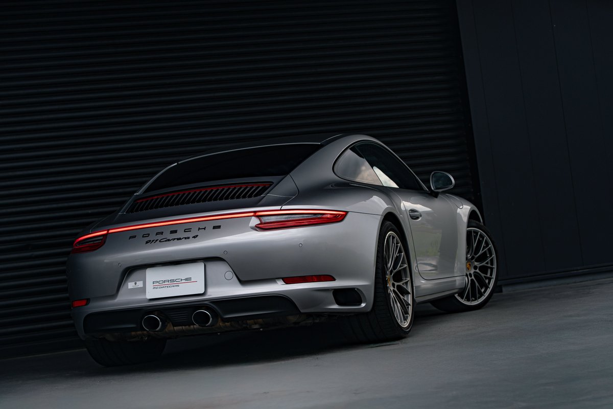 Love_of_porsche's tweet photo. 【NEW RELEASE】

Type 991 Gen.2
ここへきて、注目度が高まってきた第7世代911の後期モデル。
当時、マイナーチェンジによってエンジンが自然吸気から小排気量ターボへと変更されたことは、かなり衝撃的なニュースでした。
それから約10年が経った今、991型後期モデルが再び注目されています。

991後期モデルの魅力は、何といっても「古すぎず、新しすぎない」ちょうど良いポジションにあること。
992ほど大柄でデジタル感が強すぎず、それでいて991前期よりもインフォテインメントや実用性は進化しています。
特にPDKの完成度、ボディ剛性、乗り心地、長距離性能は非常に優秀です。

カレラ系はターボ化により賛否が分かれるところですが、実際に乗ってみると低速域から力強く、扱いやすく、燃費面でも前期型より有利です。
自然吸気ならではの高回転フィールを最優先するなら、991前期型やGT3系という選択肢もあります。
しかし、普段乗りも含めた万能性で見るなら、991後期の方が有利なシーンは多いと思います。

マフラーサウンドの面で後期モデルを敬遠される方もいますが、実際に乗ってみると、そのトータルバランスの取れた走りに、そうした懸念を忘れてしまうほどの魅力があります。

911ファンの心をしっかり掴む力を持ったモデル。

あなたの“ポルシェ選び”に、991後期という選択肢を加えてみてはいかがでしょうか。

https://t.co/AOE4Kpa0y6

https://t.co/kdppGfYDUP