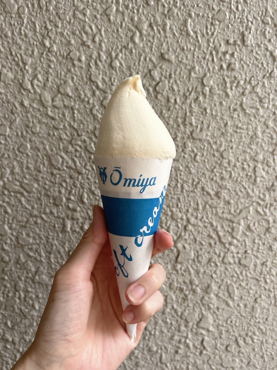 titt_cocoo's tweet photo. 今週末近く行くからアイス買おうと思ったらけっこう現物は違うみたいでショック。確かにあんまりコロンとしてない…。近江屋は昔から好きなお店だからあんま映え目的みたいなところに媚びなくて良いよ… https://t.co/eakw1itYsh
