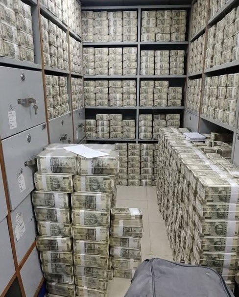 Itzsammy001's tweet photo. Gold💛                      Or                         Dollar💵 https://t.co/W5NsvnEFu0