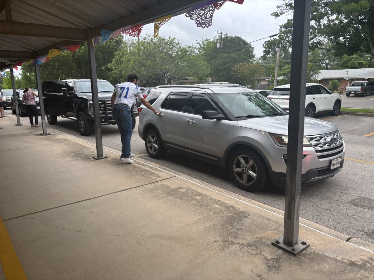 ahmulesfootball's tweet photo. One of the pillars of our program is being an ELITE person! Another group of servant leaders was out at @HowardAHISD this morning for school drop off. Thankful for the opportunity to connect with and serve our youngest Mules! 
🫏🆙 | #HTC | #HeightsWay https://t.co/Xf74Dlfg2Y