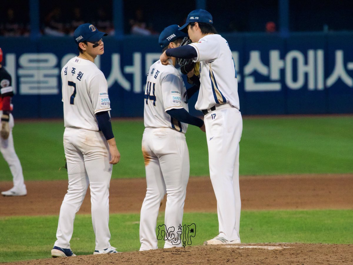 nc_jip's tweet photo. 👂 ⇢ 🗣️

#김주원 #김휘집 #김영규 https://t.co/chXJWGvlvM
