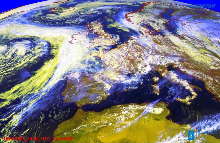 MeteoBrais1's tweet photo. Buenas tardes! Vemos cómo se acerca el sistema frontal, que dejara un frente calido que dejara precipitación escasa esta tarde en #Galicia 

En la madrugada llegará su parte fría, con lluvia algo más intensa en el tercio occidental, especialmente entre #Fisterra y #Arousa. Mañana por la tarde llegará al "ANTICICLÓN"