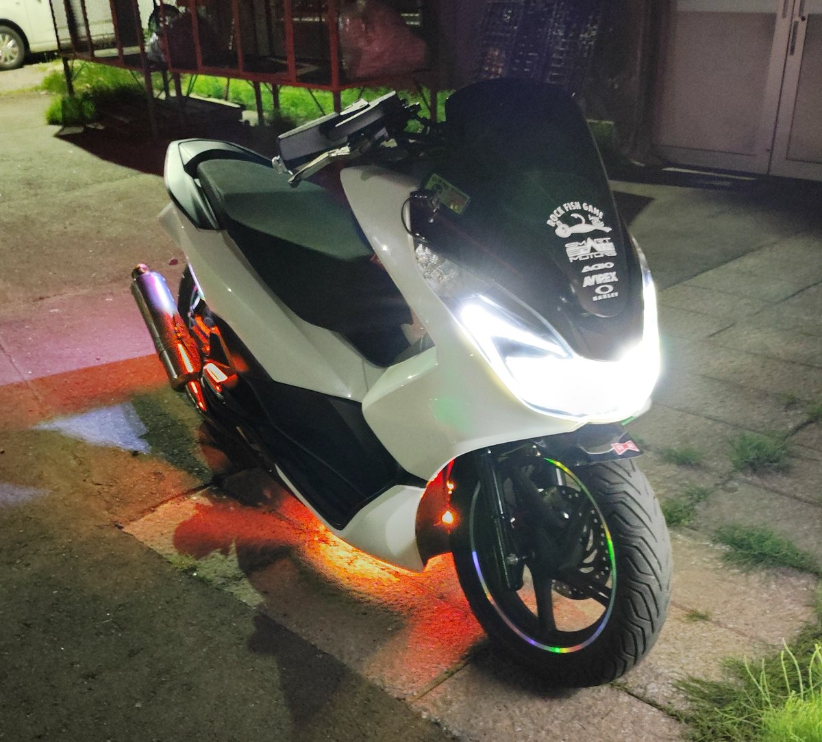 ribbon_spread's tweet photo. 本日もPCXで通勤。
ハンドルの挙動がおかしい・・・フォーク捻れてるかな？
#pcx #pcx125 #jf56 https://t.co/mAmqz9F9Xj