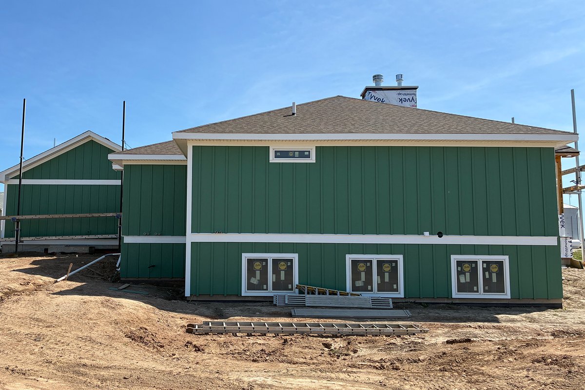 creekwoodhomes's tweet photo. The siding on the back of our current custom home build is now complete. We're excited to share more updates as the project progresses. Stay tuned! 

#CustomHome #CustomHomeBuild #HomeBuilding #NewConstruction #NewHome #CreekwoodHomes https://t.co/0coarmwC2F