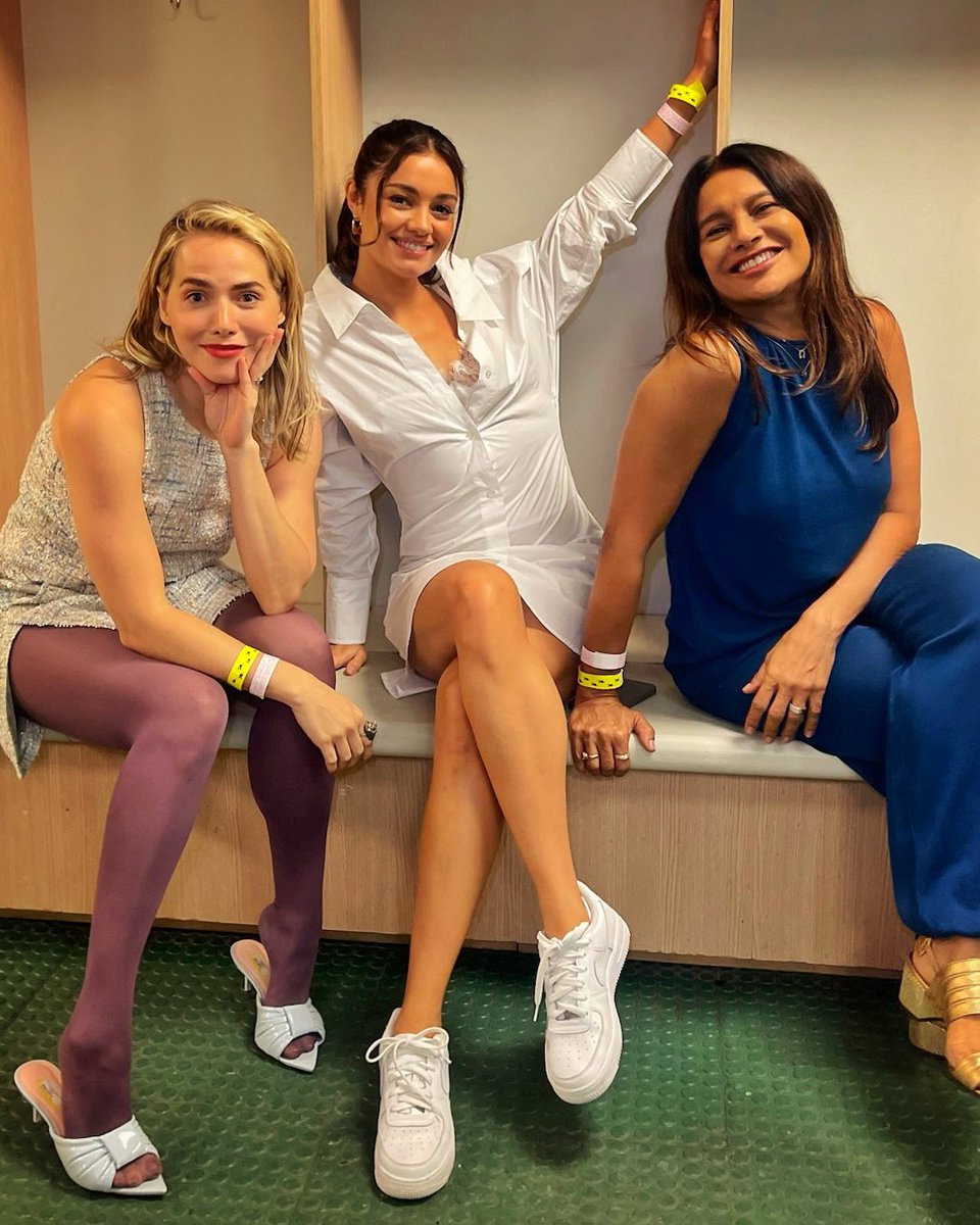 DiraPaes's tweet photo. Com essas lindezas pra celebrar a troca amorosa de bastão. Gerluce agora abre espaço pra Adriana brilhar. @sophie_____, minha filhona, quanto orgulho de você. @LeticiaColin, minha querida, quanta felicidade de te ver iniciando esse novo trabalho com a potência do seu talento. https://t.co/P71INFtNbW