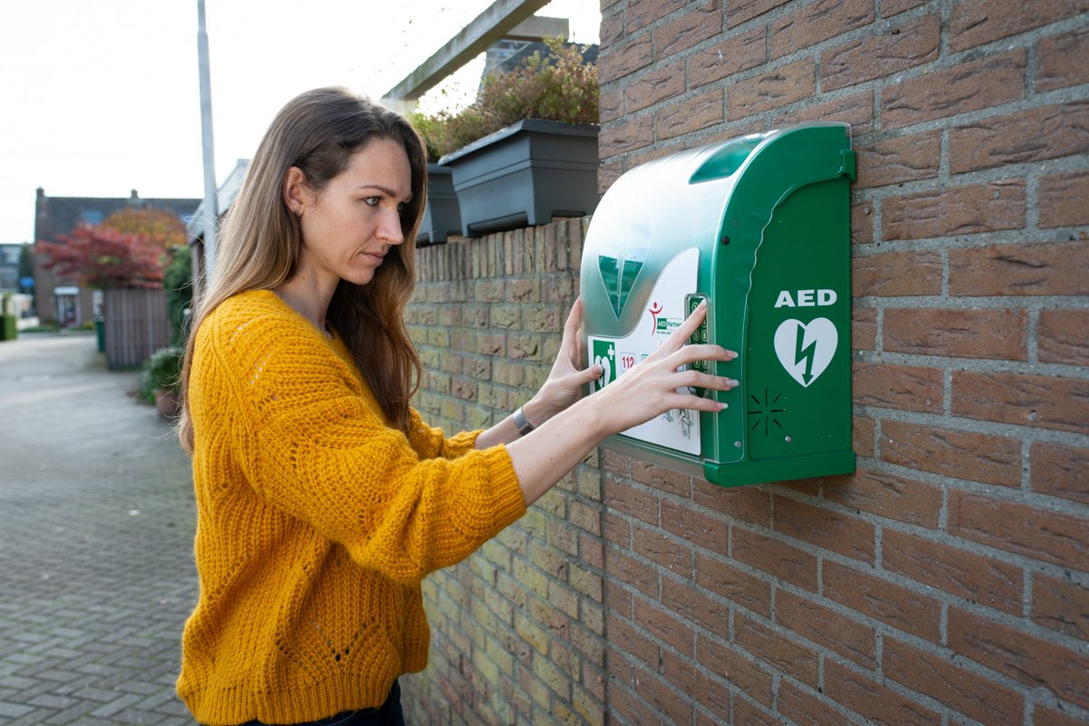 GemeenteBaarn's tweet photo. Heb jij een AED in Baarn? Dan kun je levens redden, ook als je er zelf niet bij bent.

➡️ Meld jouw AED aan bij HartslagNu 👉 https://t.co/MpgjLQXxBz
Zo weten hulpverleners precies waar deze hangt. https://t.co/G2j4OVi0fO